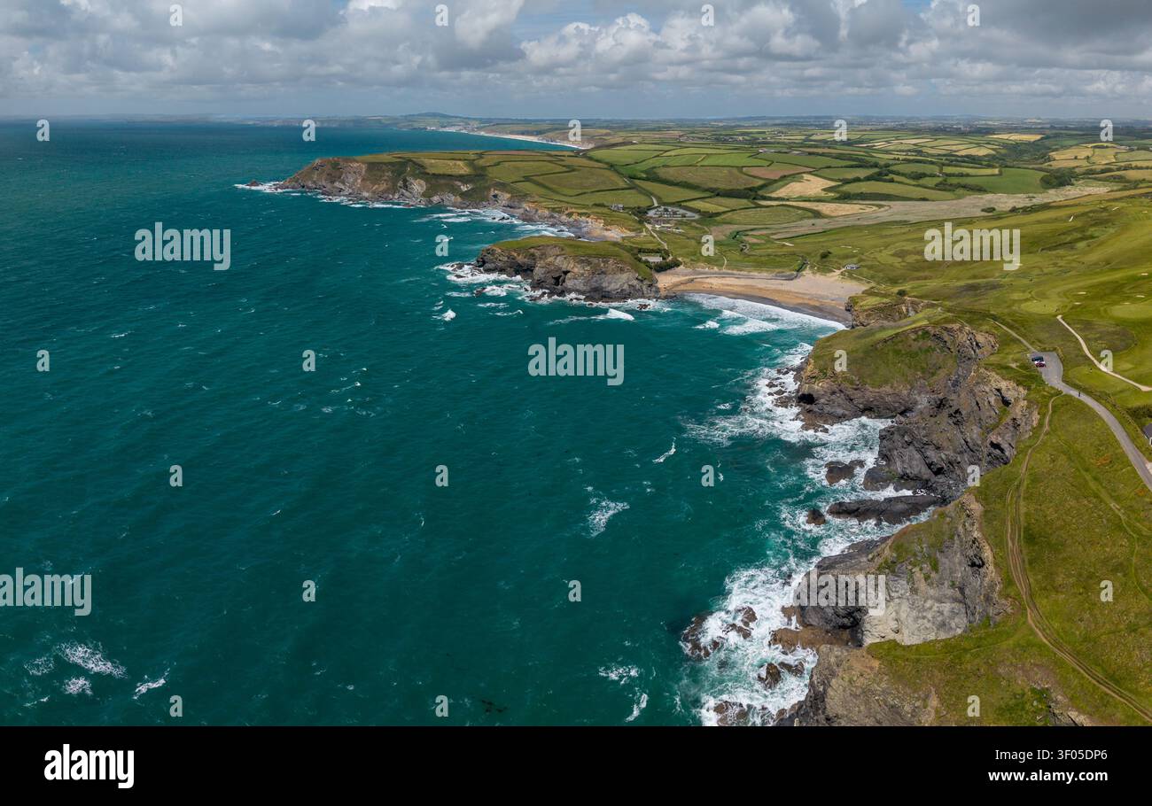 Vue aérienne du paysage de Church Cove sur la péninsule de Lizard à Cornwall, Royaume-Uni avec littoral rocheux et paysage marin Banque D'Images