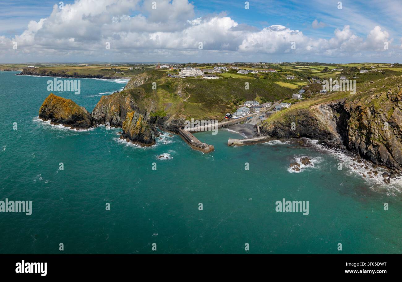 Vue aérienne du village de pêcheurs de Cornouailles populaire de Mullion Cove sur la péninsule de Lizard en Cornouailles avec une côte rocheuse et un har historique Banque D'Images
