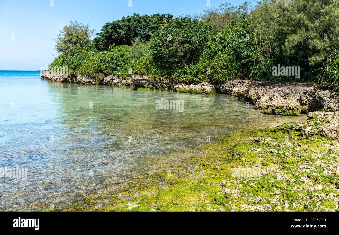 Vue de la côte de Miyakojima en hiver avec une belle vue sur l'eau et le rivage de Miyako Island, Japon Banque D'Images