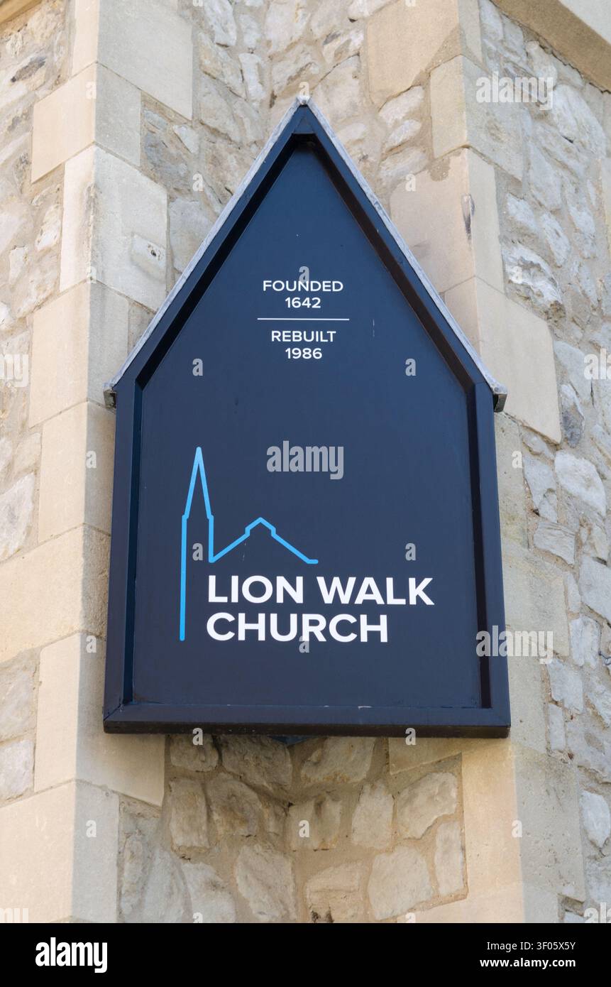 un panneau sur le côté du Lion Walk, église chrétienne du XVIIe siècle, centre-ville de Colchester, Royaume-Uni Banque D'Images