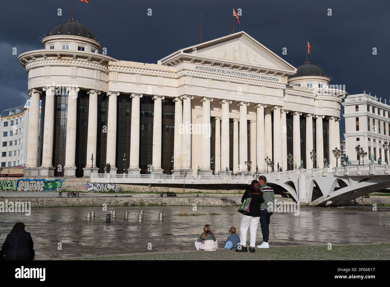 Une famille partage un moment calme et rempli d'amour en contemplant le grand Musée Archéologique de Skopje. Banque D'Images