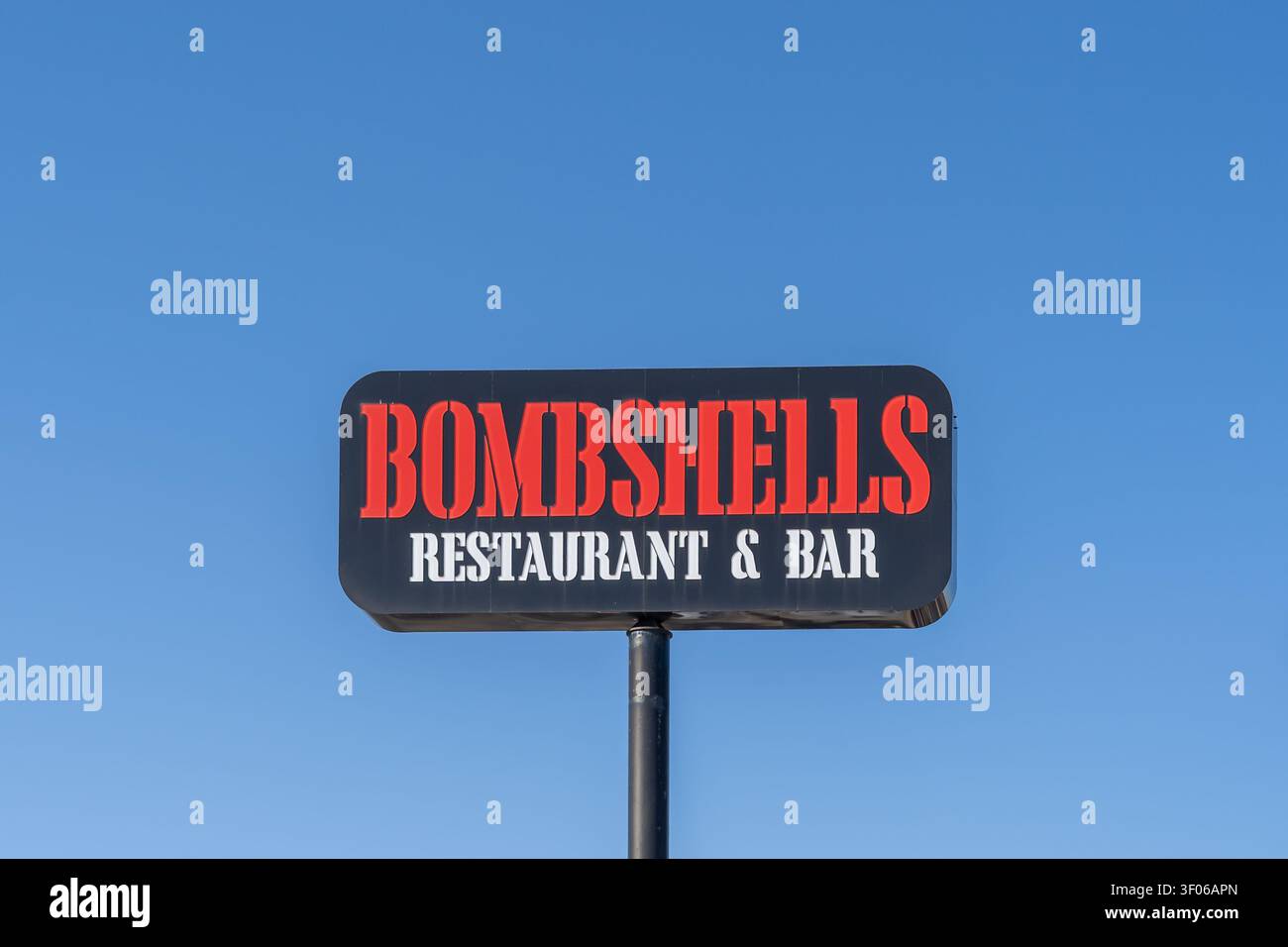 Panneau du Bombshells Restaurant and Bar contre un ciel bleu clair. Austin, Texas, États-Unis. Banque D'Images
