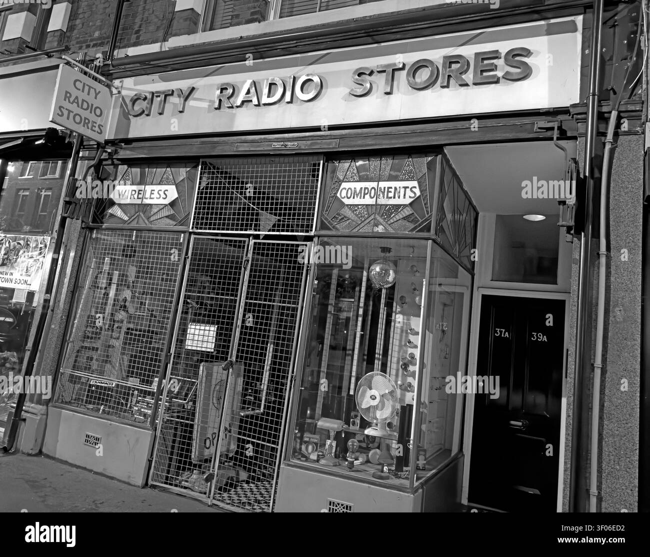 Vue en noir et blanc de City Radio Stores, la boutique de radio et de composants de longue date d'Ealing dans l'ouest de Londres. 37 Bond Street, W5 5AS Banque D'Images