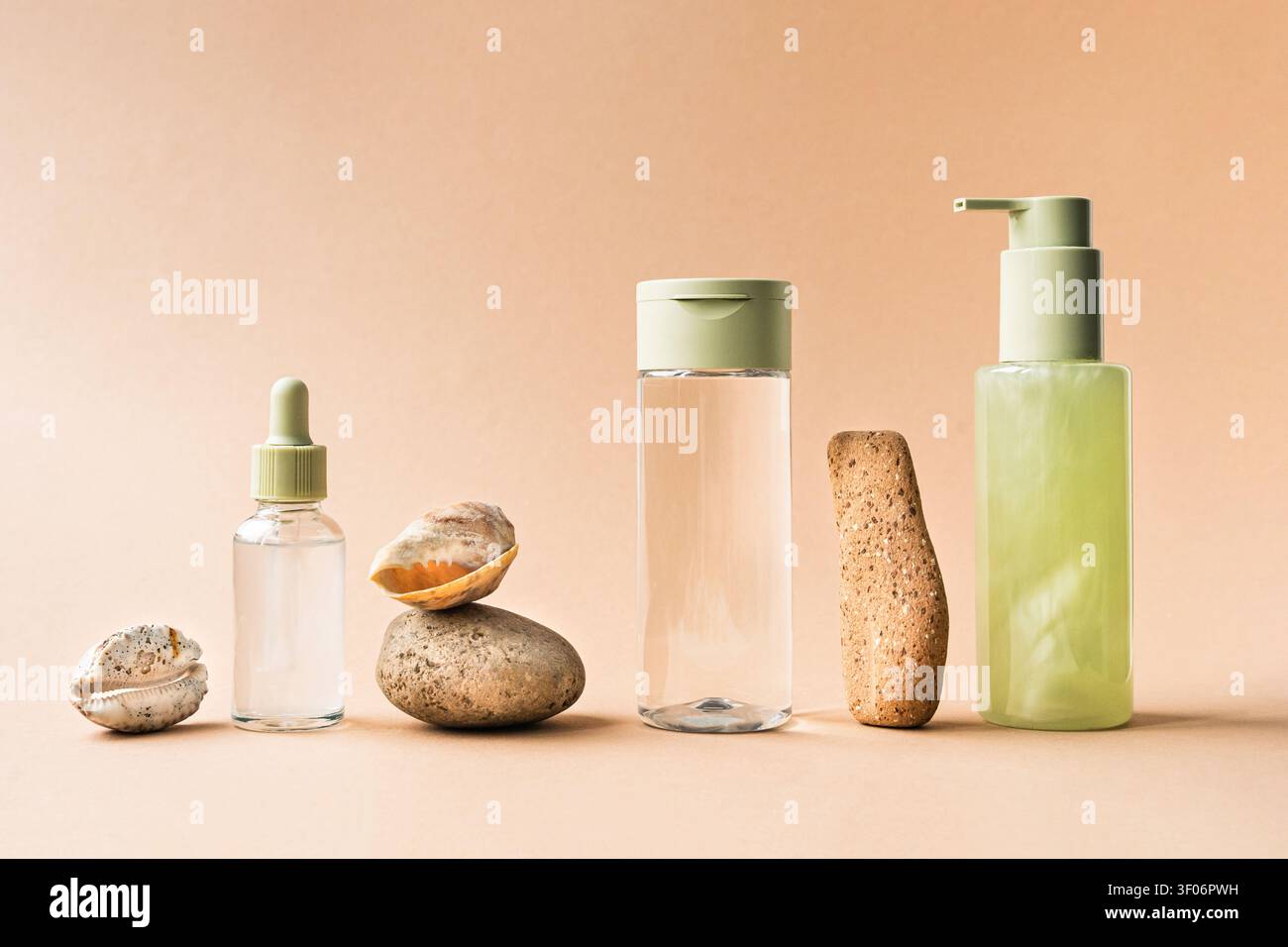 Produits cosmétiques naturels minimalistes disposés avec des coquillages et du pierre-pomice. Représentant la beauté biologique, le bien-être, les soins personnels Banque D'Images