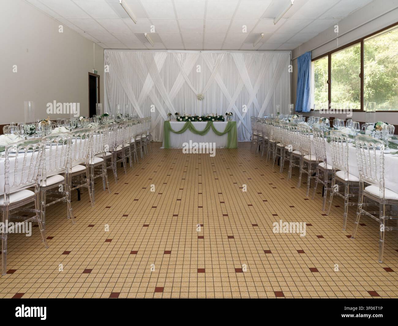 Salle de réception de mariage élégante avec de longues tables de banquet et une décoration vert et blanc Banque D'Images