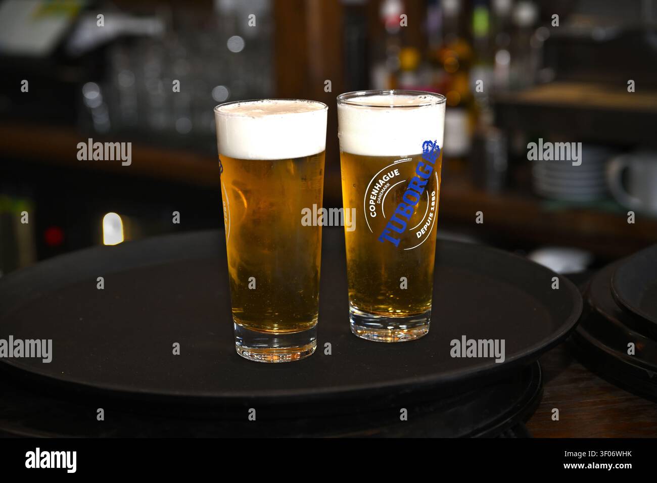 Deux verres de bière sur le plateau Banque D'Images