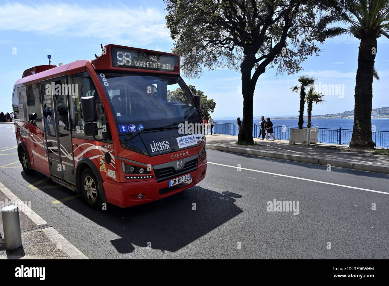 Navette électrique gratuite le long de la route balnéaire Nice, France, Côte d'Azur Banque D'Images