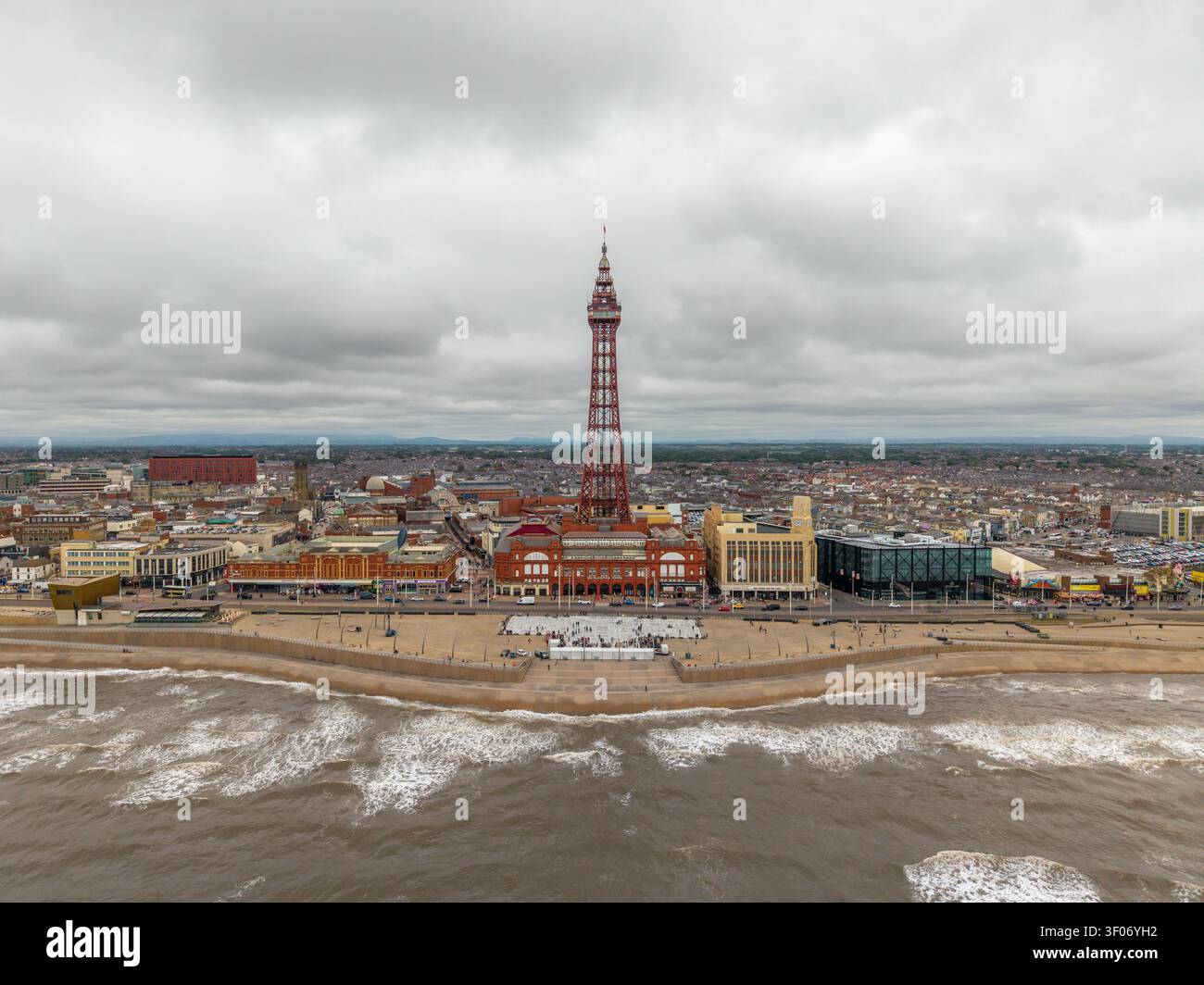 BLACKPOOL, ROYAUME-UNI - 5 JUILLET 2026. Panorama de paysage aérien de Blackpool Tower et Golden Mile Promenade depuis la mer Banque D'Images