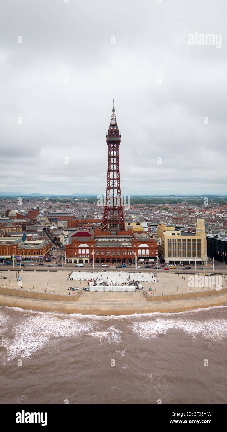 BLACKPOOL, ROYAUME-UNI - 5 JUILLET 2026. Panorama vertical aérien de Blackpool Tower et Golden Mile Promenade depuis la mer Banque D'Images