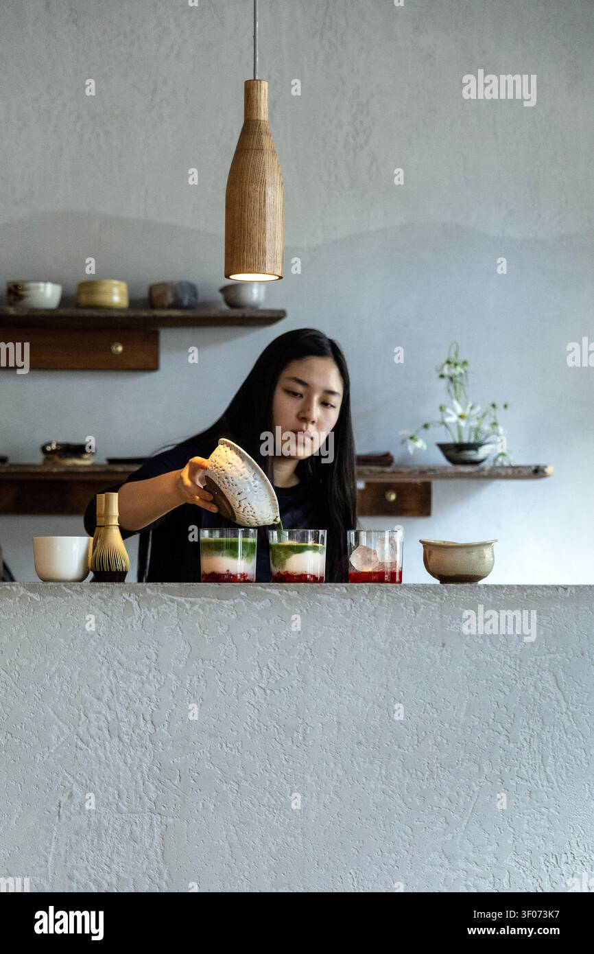 Barista préparant des boissons matcha aux fraises au café japonais Happa to Mame, Varsovie, Pologne Banque D'Images