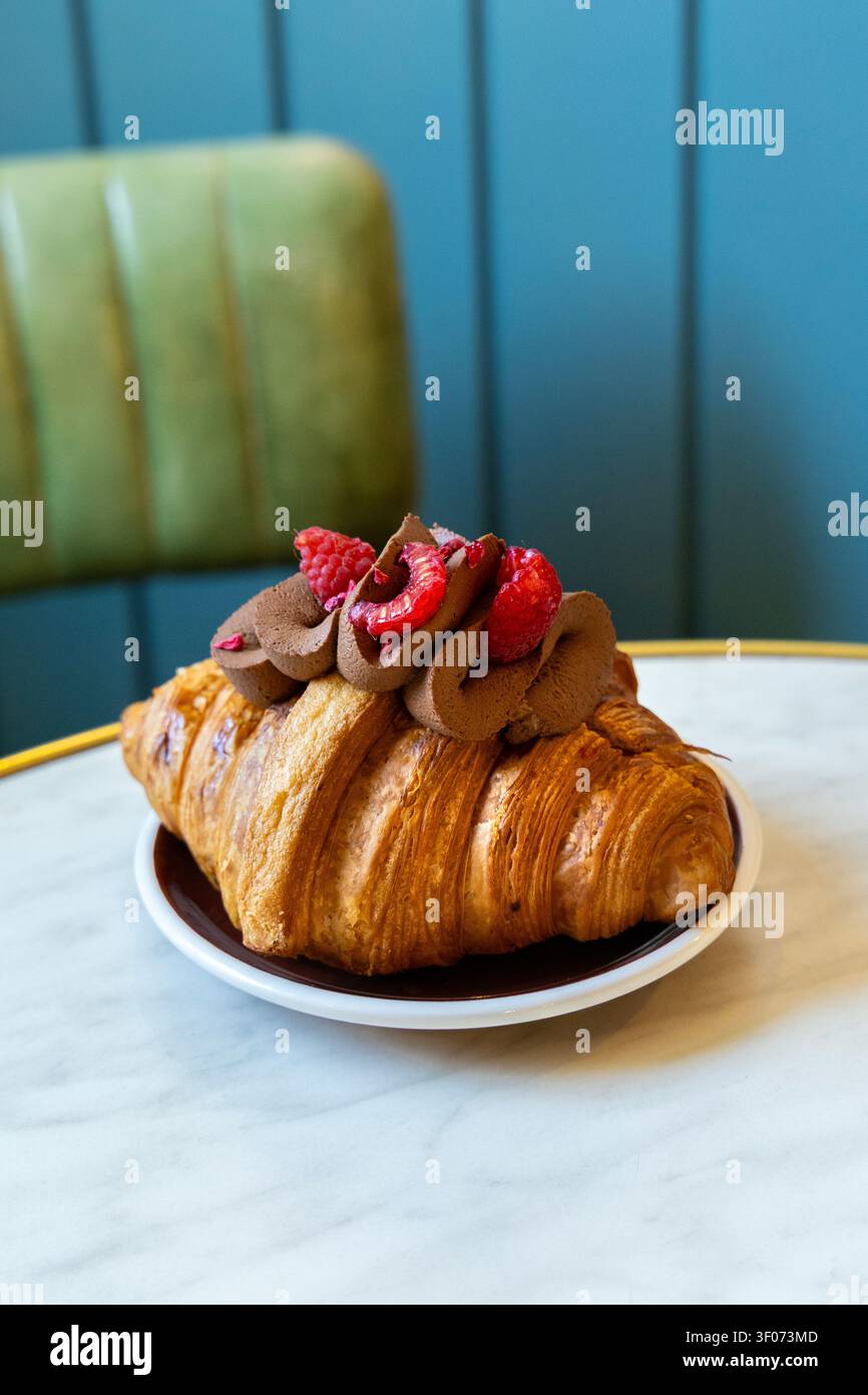 Croissant au chocolat à la framboise à Buka Bakery, Copenhague, Danemark Banque D'Images