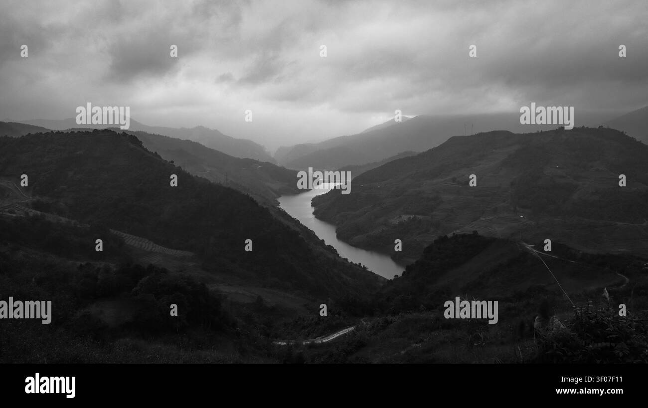 Vue monochrome épique de la rivière Nho que et ma Pi Leng Canyon Ha Giang Vietnam Banque D'Images