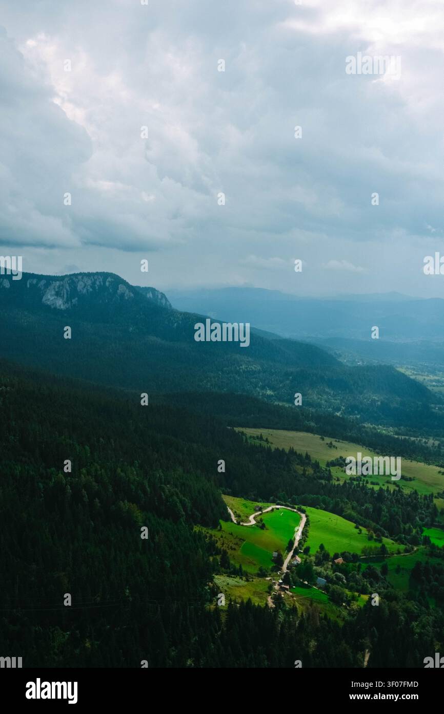Romanija, vallée montagneuse panoramique sous des nuages dramatiques Banque D'Images