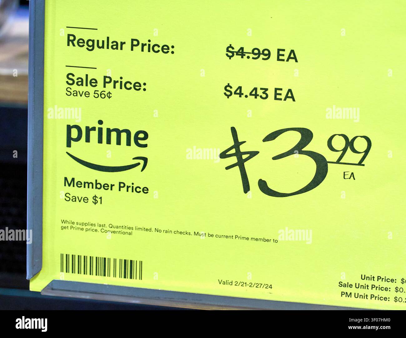 ADDISON, TX, États-Unis - 24 FÉVRIER 2024 : un panneau jaune vif sur Whole Foods affiche des prix variables pour un produit, y compris une réduction sur Amazon Prime Banque D'Images