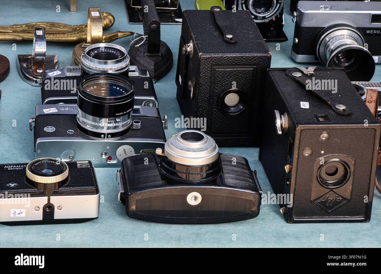 XALO, ESPAGNE - 20 JUIN 2026. Des appareils photo analogiques vintage sont disposés sur une surface bleue. La collection comprend des boîtiers et des télémétres classiques. Banque D'Images