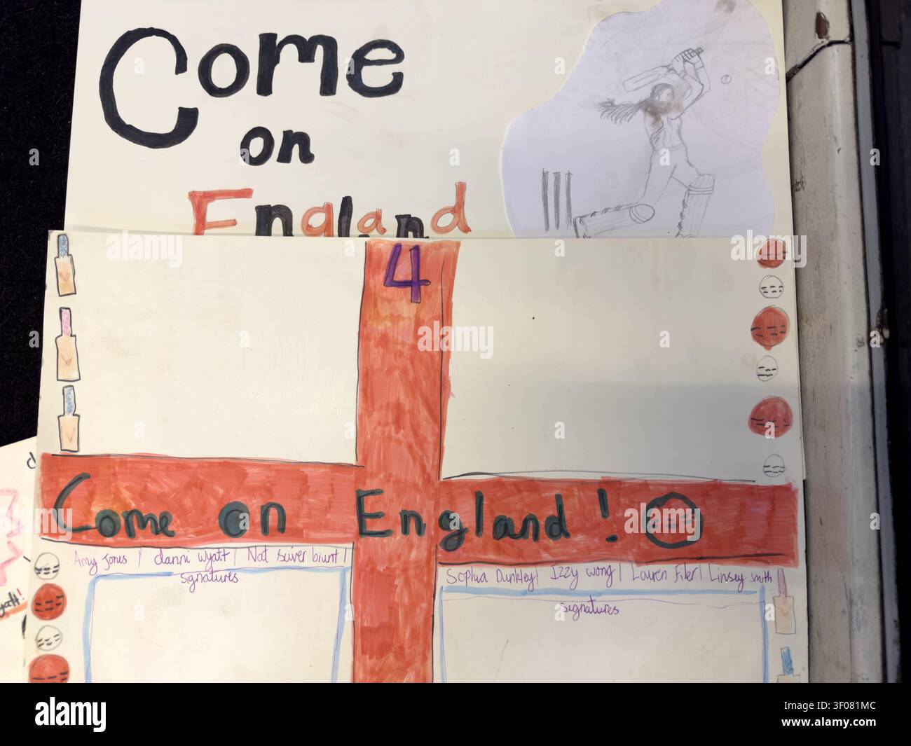Un dessin au feutre d'un enfant représentant le drapeau anglais et les mots "Coming Home", abandonné sur le sol d'un wagon du train South Western Railway à Londres Banque D'Images