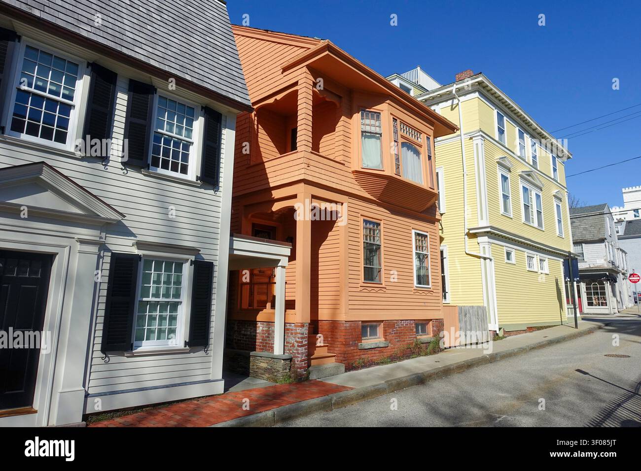 Des maisons colorées bordent un quartier du centre-ville de Newport, Rhode Island (RI) USA Banque D'Images