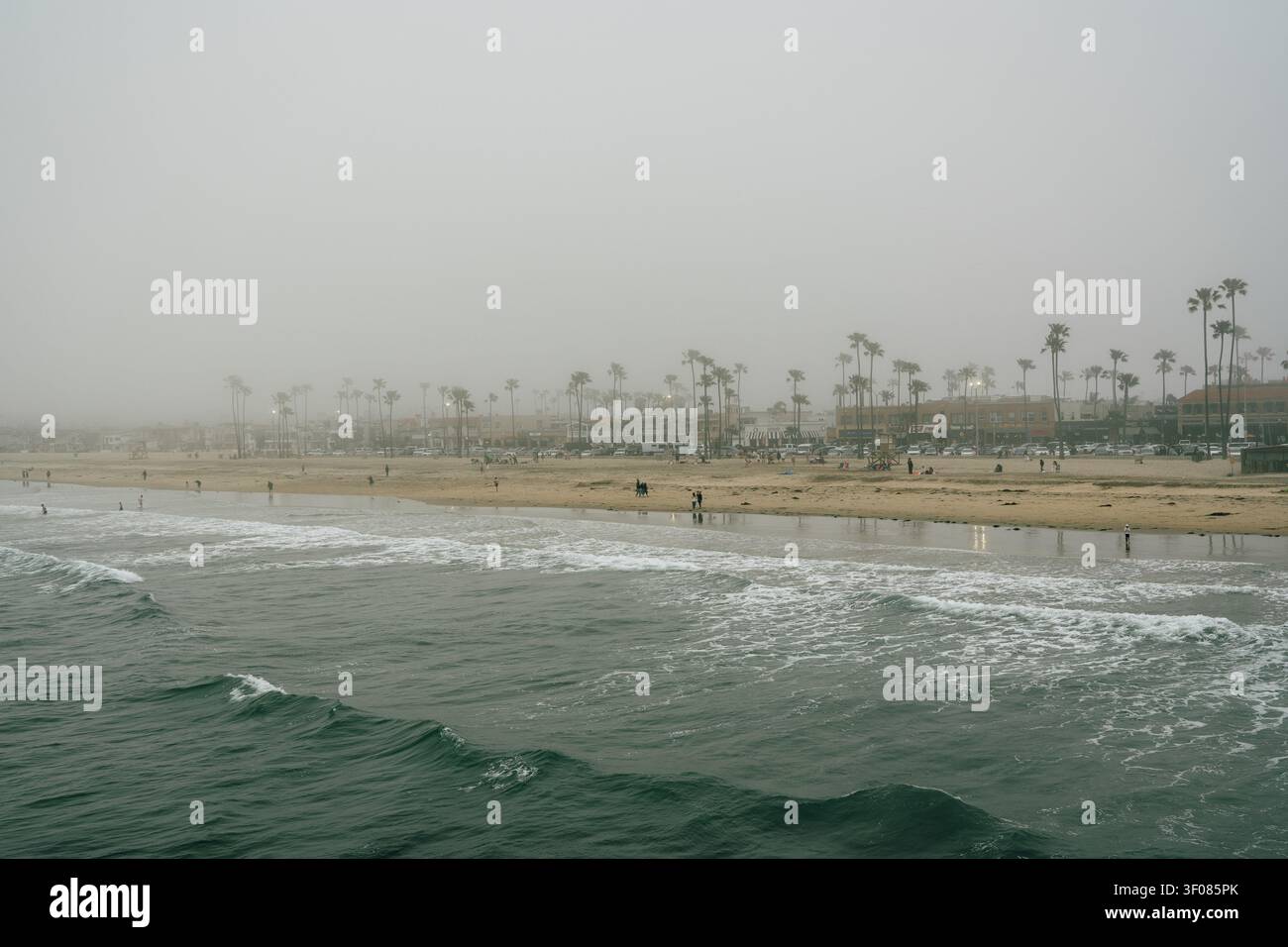 Vue brumeuse sur la plage depuis Newport Pier, Newport Beach, Californie Banque D'Images
