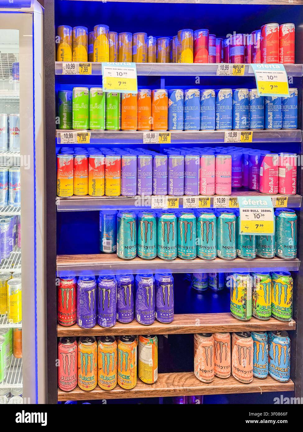 Différents types de Red Bull, dans un supermarché à Sao Paulo, Brésil. 4 juillet 2026. Banque D'Images