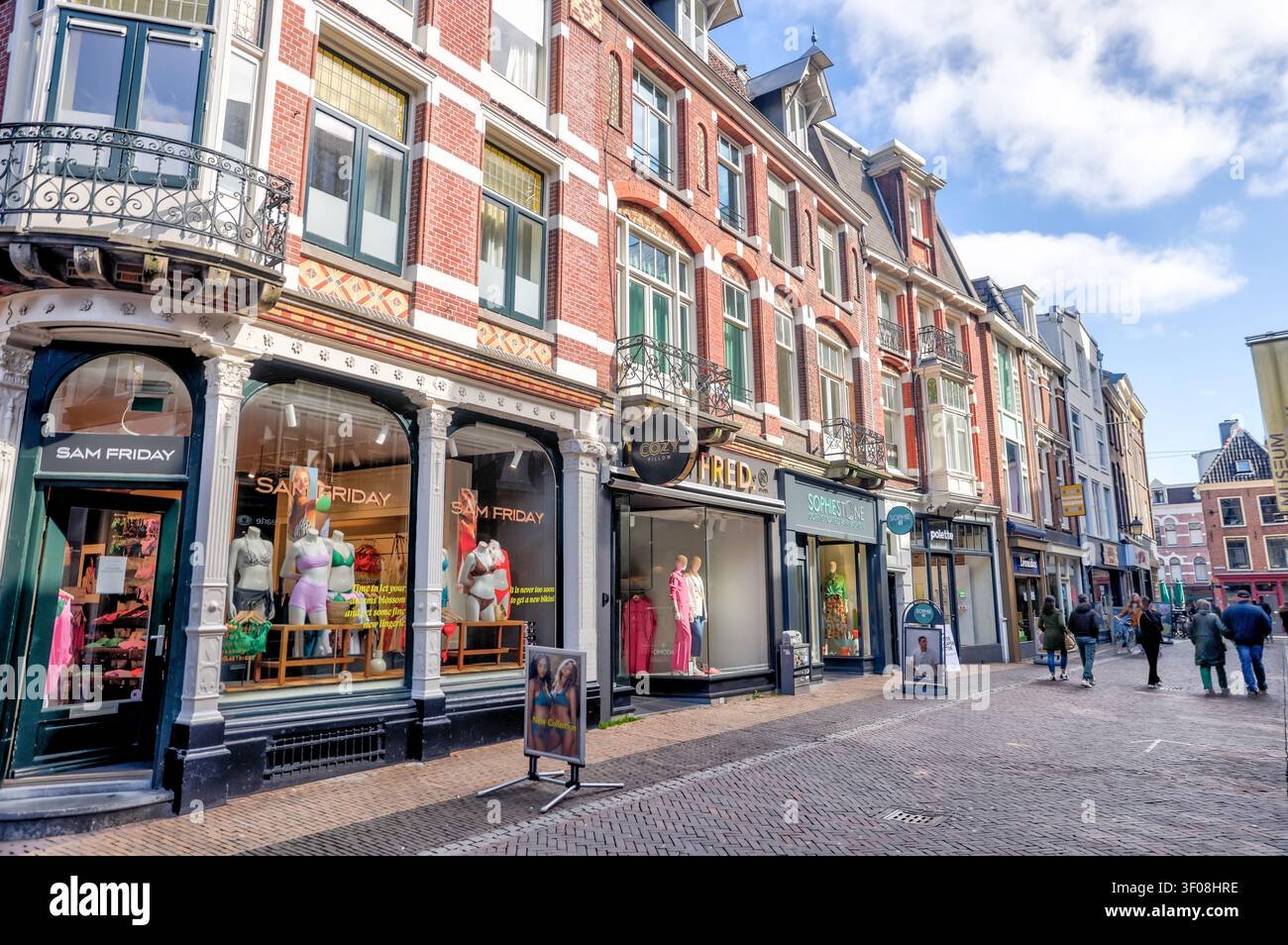 Bâtiments historiques et promenade animée le long du Oudegracht à Utrecht, Pays-Bas. Banque D'Images