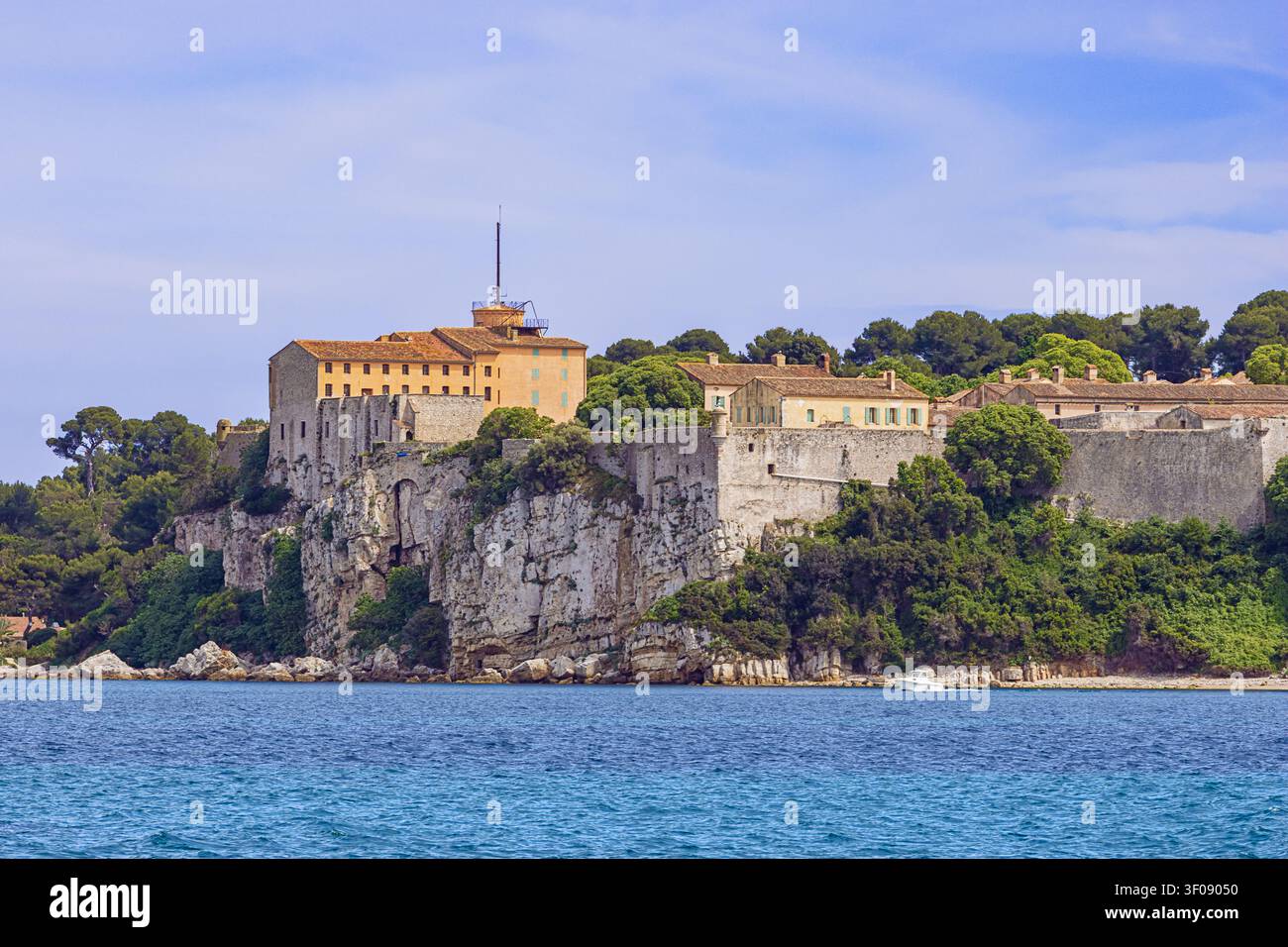 Le Fort Royal au sommet d’un rocher, la prison tristement célèbre qui a enfermé l’Homme au Masque de Fer devant Cannes Banque D'Images