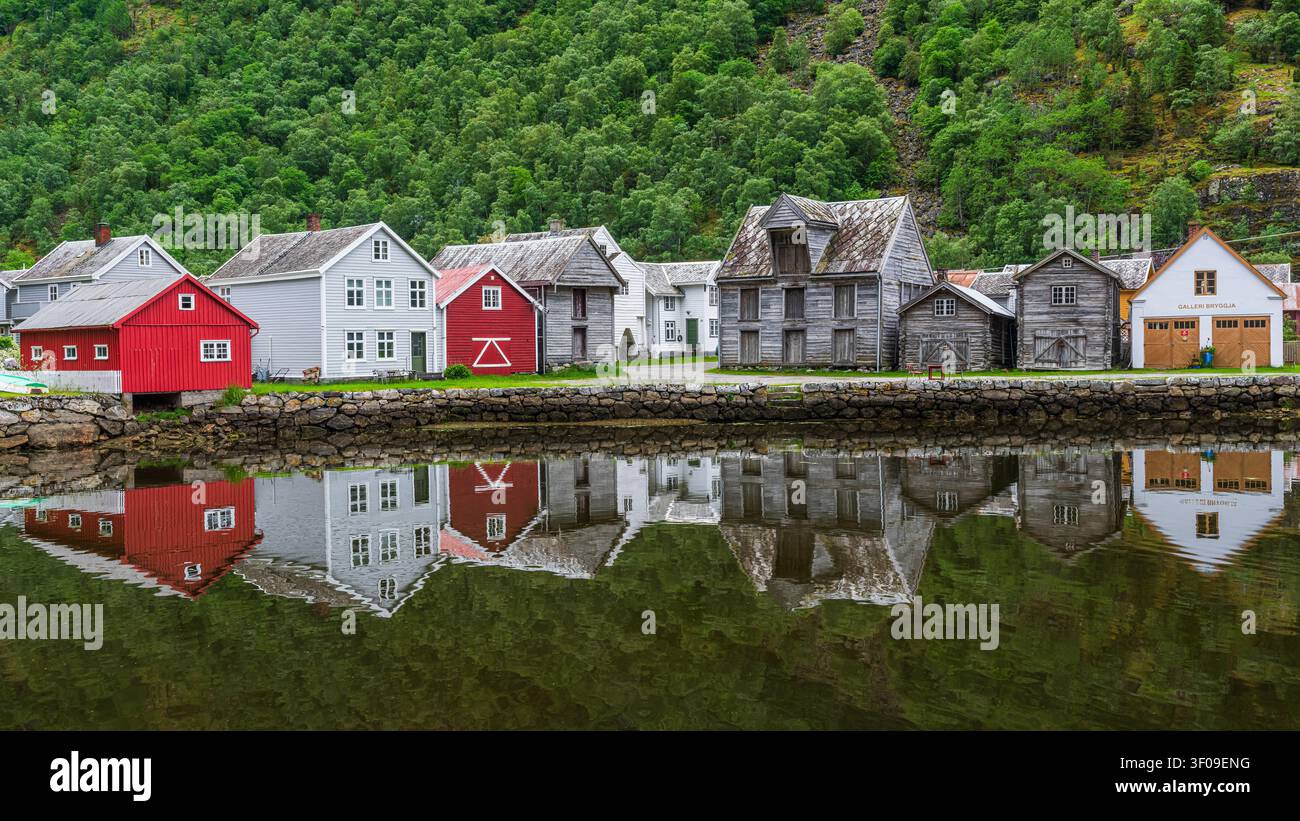 Les maisons historiques colorées en bois de Gamle Lærdalsøyri à Lærdal, dans le comté de Vestland, Norvège. Cette vieille ville bien préservée abrite l'une des grandes Banque D'Images