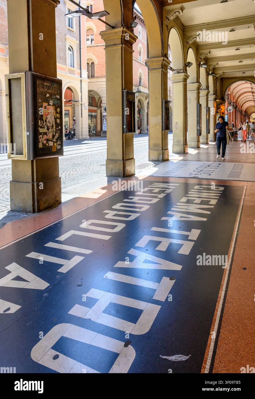 IIN l'ombre des portiques sur la via Dell' Indipendenza dans le centre de Bologne, Emilie-Romagne, Italie du Nord. Banque D'Images