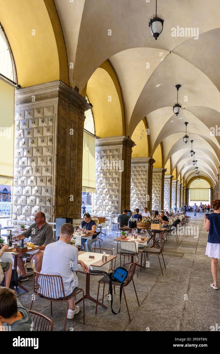 Bar à vin Signorvino et restaurant sous les portiques dans la Piazza Maggiori dans le Quadrilatero centre de Bologne, Emilie-Romagne, Nord I Banque D'Images