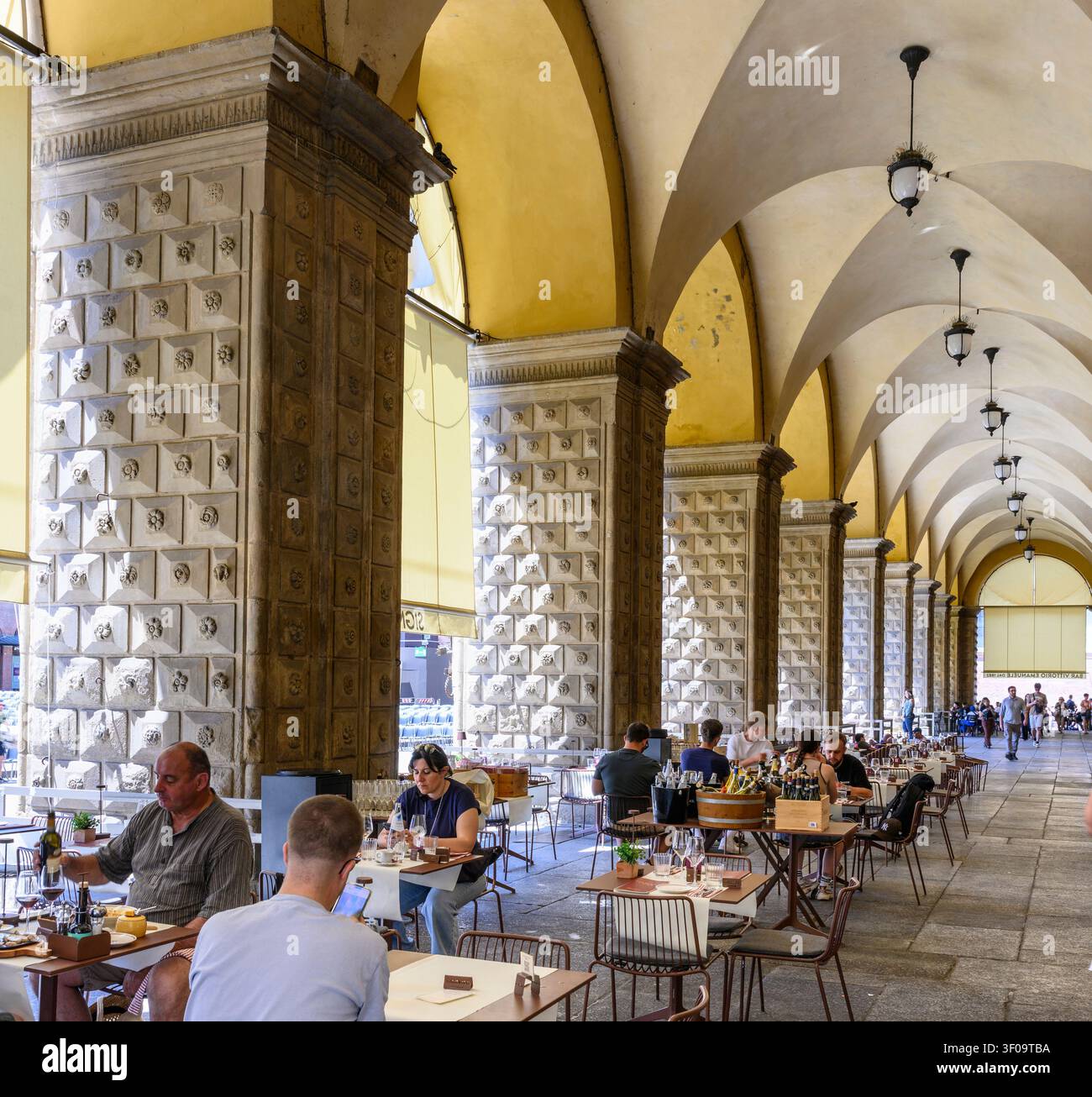 Bar à vin Signorvino et restaurant sous les portiques dans la Piazza Maggiori dans le Quadrilatero centre de Bologne, Emilie-Romagne, Nord I Banque D'Images