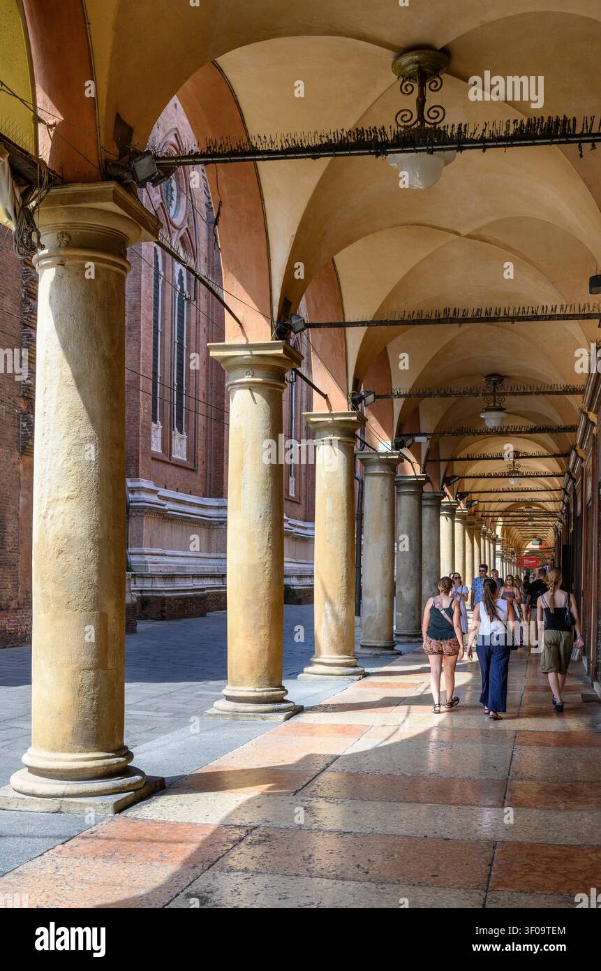 IIN l'ombre des portiques sur la via Dell' Archiginnasio dans le centre de Bologne, Emilie-Romagne, Italie du Nord. Banque D'Images