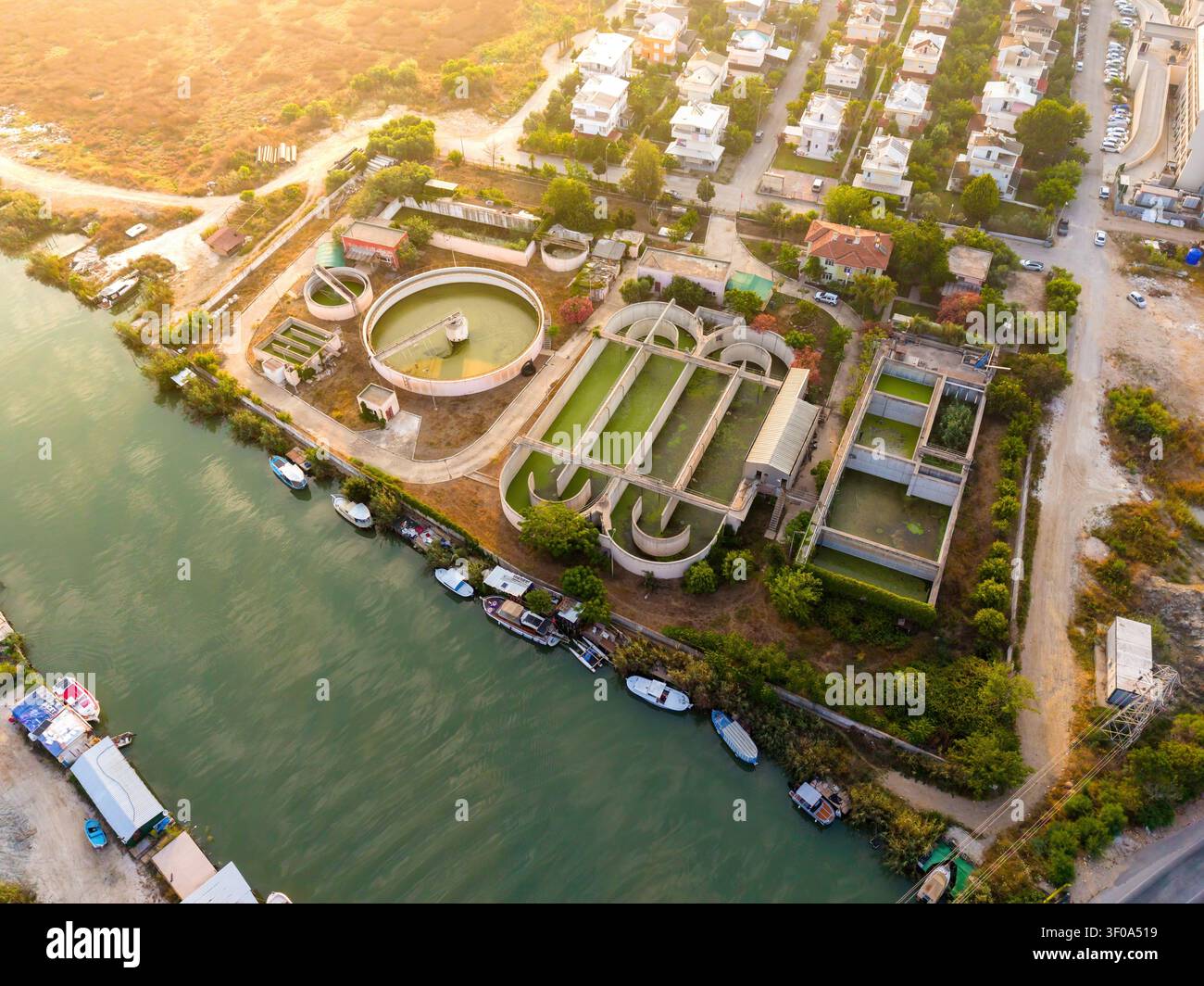 Vue aérienne de l'infrastructure fluviale à côté du rivage résidentiel Banque D'Images
