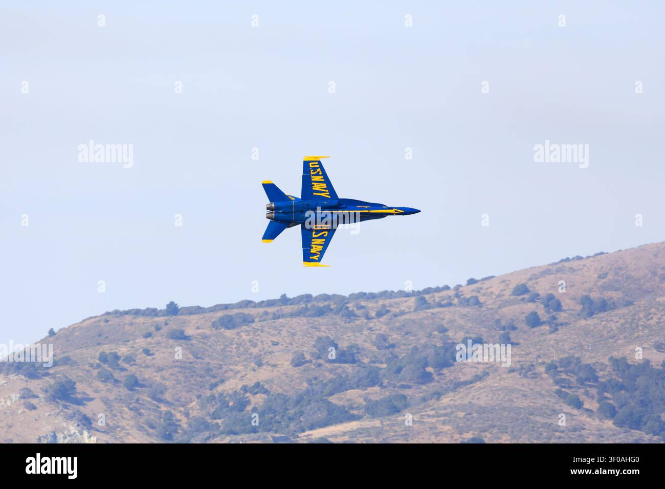 Un Boeing F/A-18 Hornet des U.S. Navy Blue Angels effectue un passage à basse altitude et à grande vitesse lors du spectacle aérien de la Fleet Week de San Francisco, avec le Marin Headlan Banque D'Images