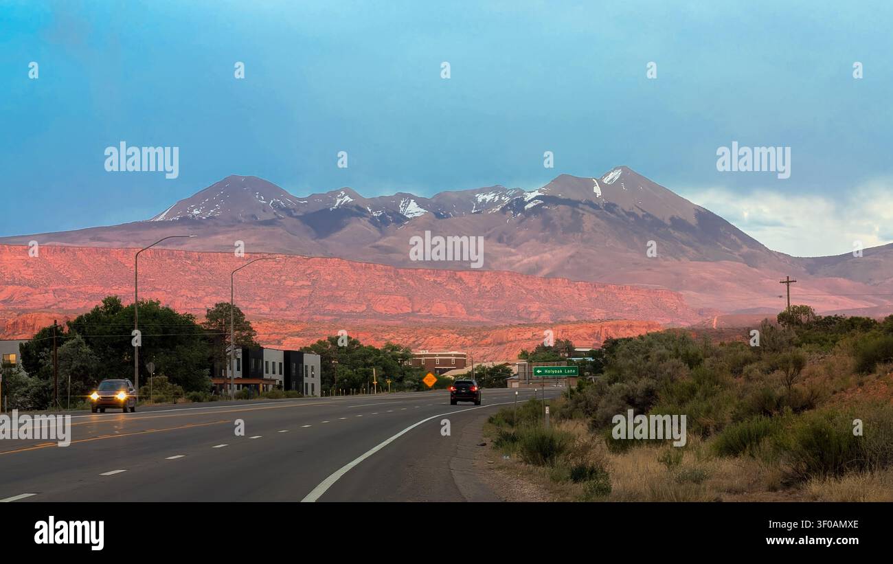 Route 191, Utah, quittant Moab au coucher du soleil, avec les montagnes La Sal en arrière-plan - Image de stock capturée avec un smartphone