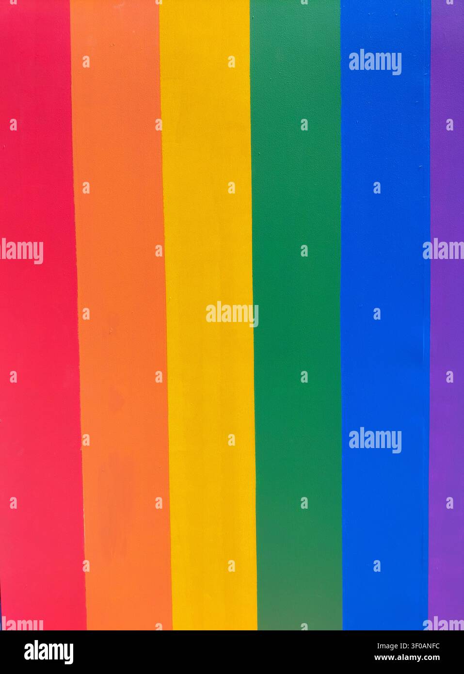 Fond texturé aux rayures arc-en-ciel colorées représentant les concepts de fierté LGBTQ et de diversité. - Image de stock capturée avec un smartphone