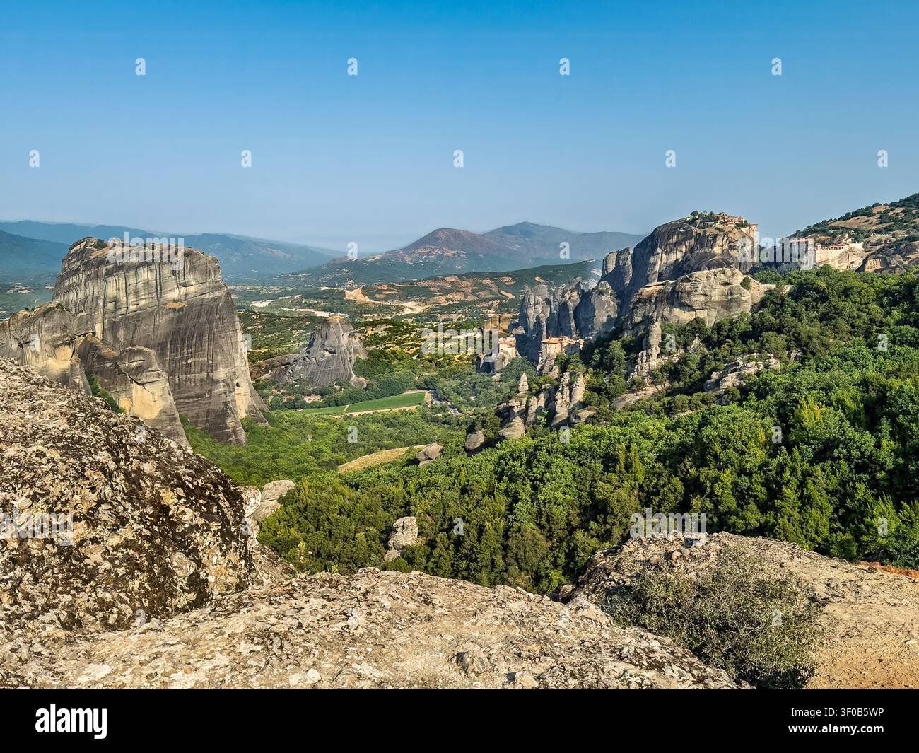 Kalambaka, Grèce - 24 juillet 2024 : Groupe de monastères Meteora : en bas à gauche Sainte-Trinité et à droite Rousanou, Santa Barbara. Au-dessus, Great Meteoron et V Banque D'Images