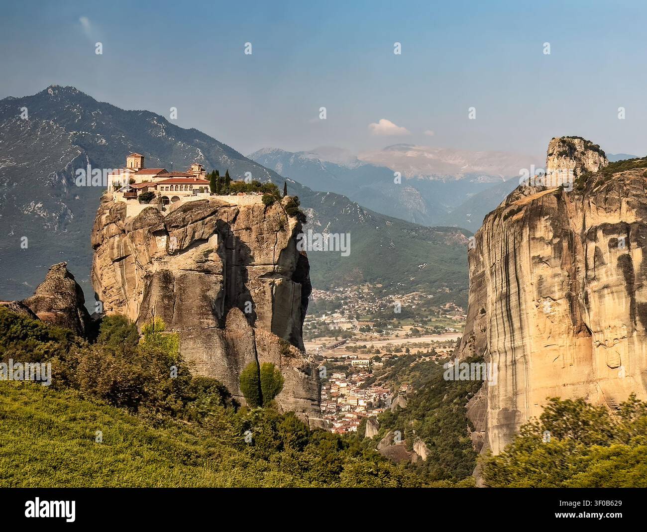 Kalambaka, Grèce – 24 juillet 2024 : groupe de monastères de Météora. Monastère Saint-Étienne sur son propre plateau rocheux et la ville de Kalambaka bien en contrebas Banque D'Images