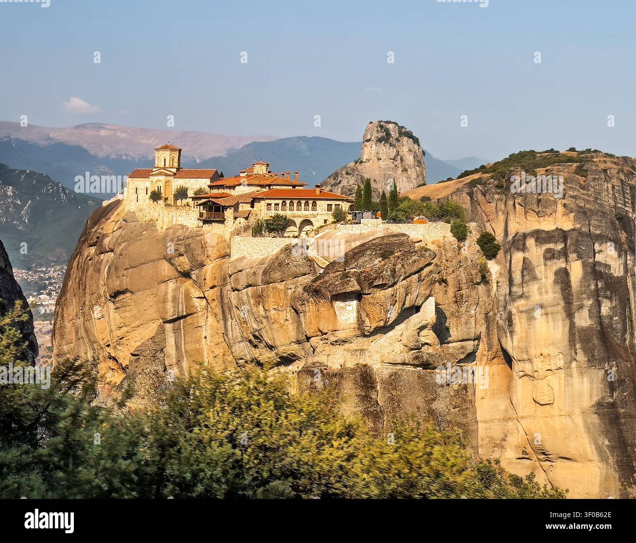 Kalambaka, Grèce – 24 juillet 2024 : groupe de monastères de Météora. Monastère Saint-Étienne sur son propre plateau rocheux et la ville de Kalambaka bien en contrebas Banque D'Images