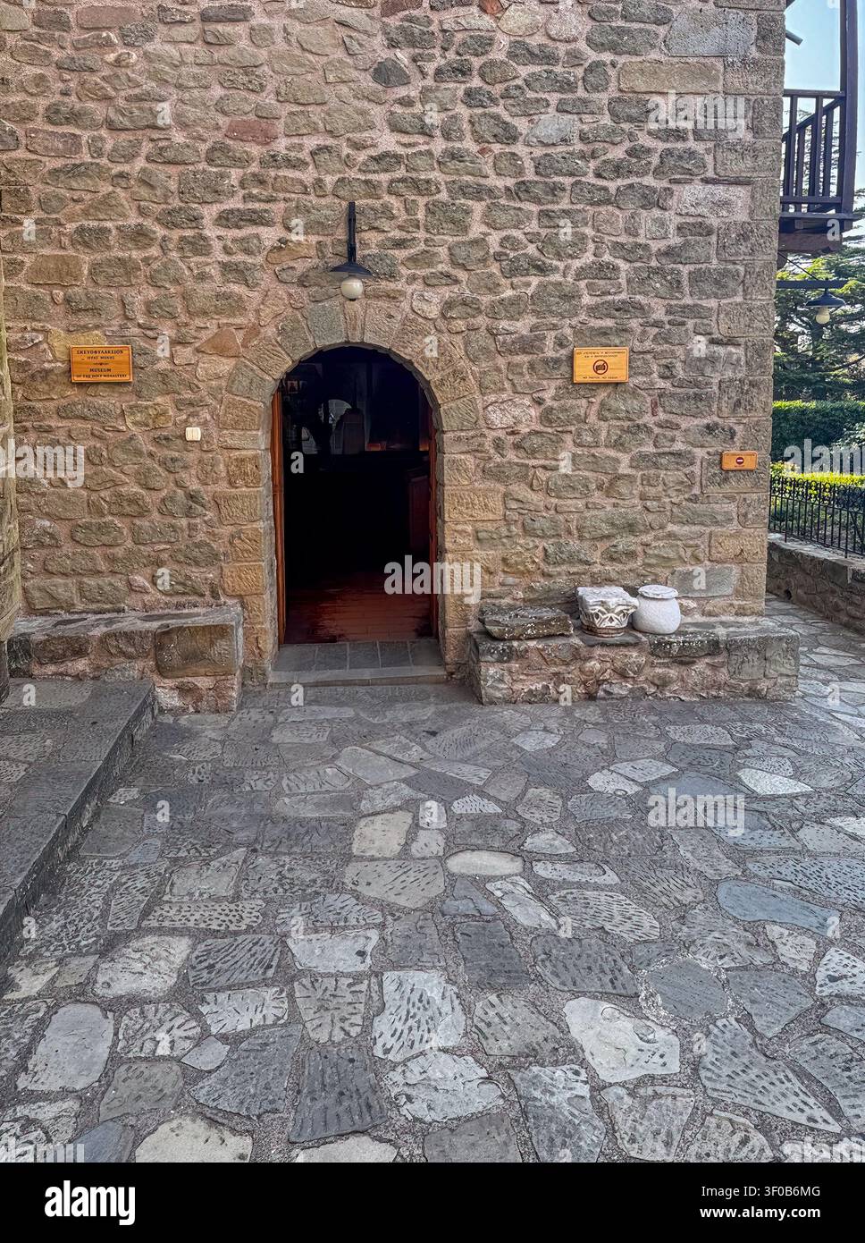Kalambaka, Grèce – 24 juillet 2024 : groupe de monastères Meteora. Monastère Saint-Étienne. L’entrée du musée Banque D'Images