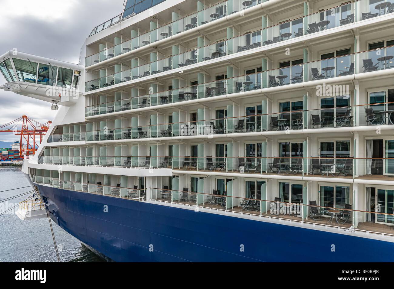 Cabines et balcons de navires de croisière. Vue latérale d’un navire de croisière en gros plan, amarré dans le port de Vancouver, Canada. Photo de voyage, personne. Banque D'Images
