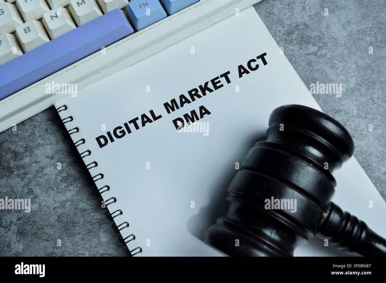 Concept de la loi sur le marché numérique DMA écrit sur un livre isolé sur une table en bois. Pour la réglementation technologique de l'Union européenne et la conformité aux règles de concurrence Banque D'Images