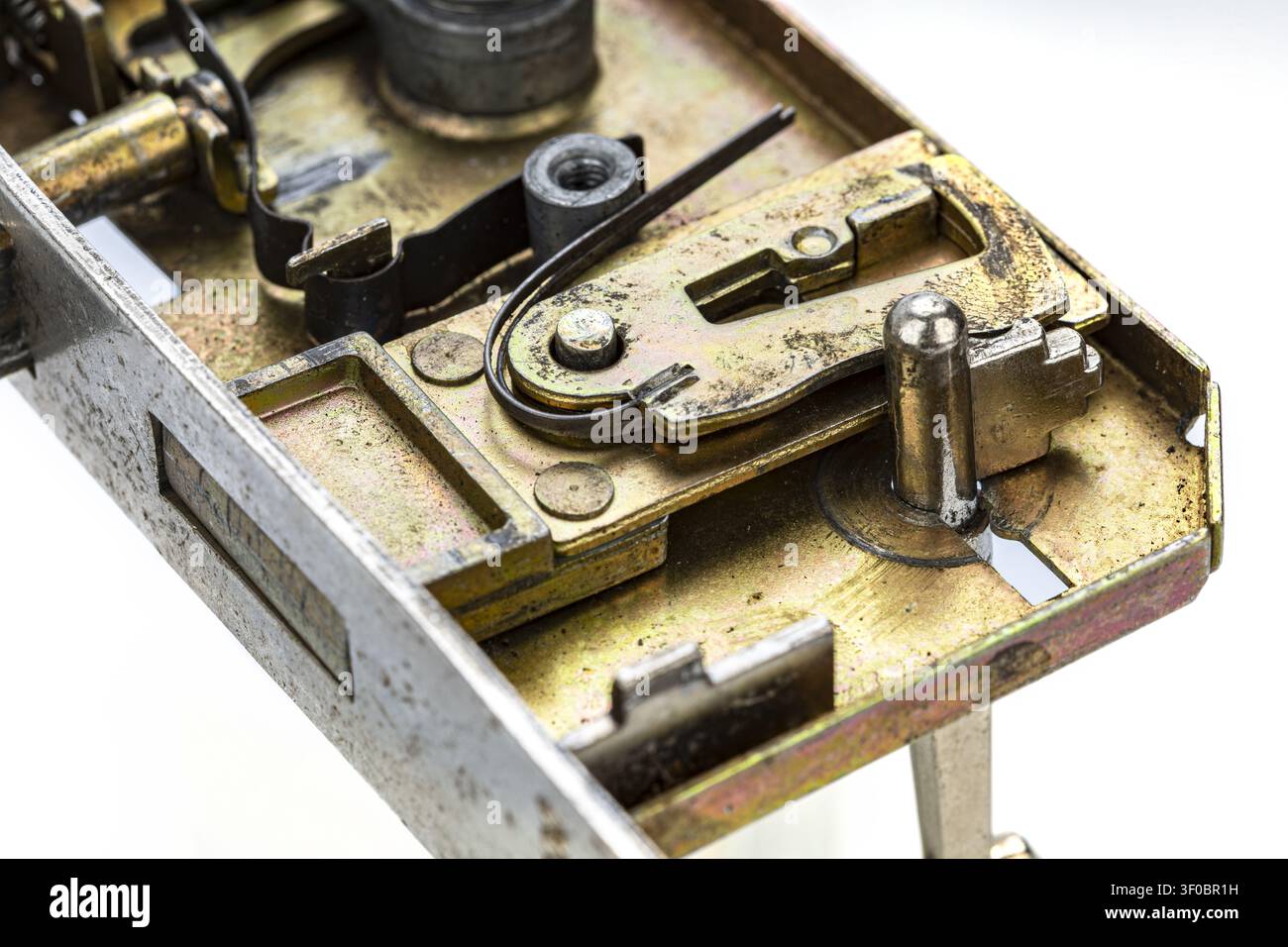 Photographie macro montrant les rouages intérieurs complexes d'un mécanisme de serrure vintage en laiton avec des composants métalliques détaillés, des ressorts, des leviers, des boulons et des goupilles Banque D'Images