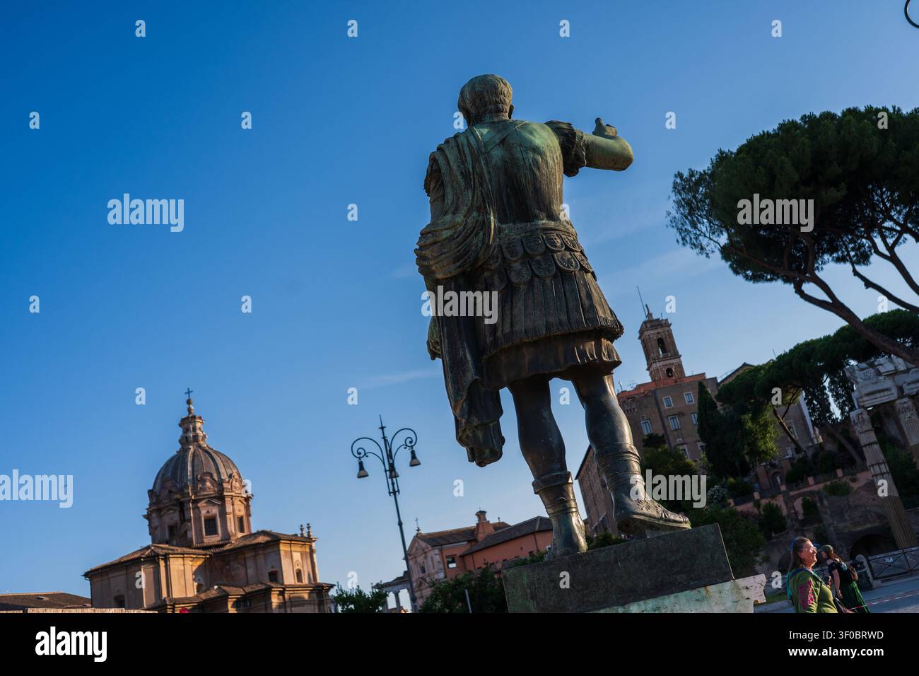 Vue arrière de la statue de l'empereur romain Trajan à Rome, Italie Banque D'Images