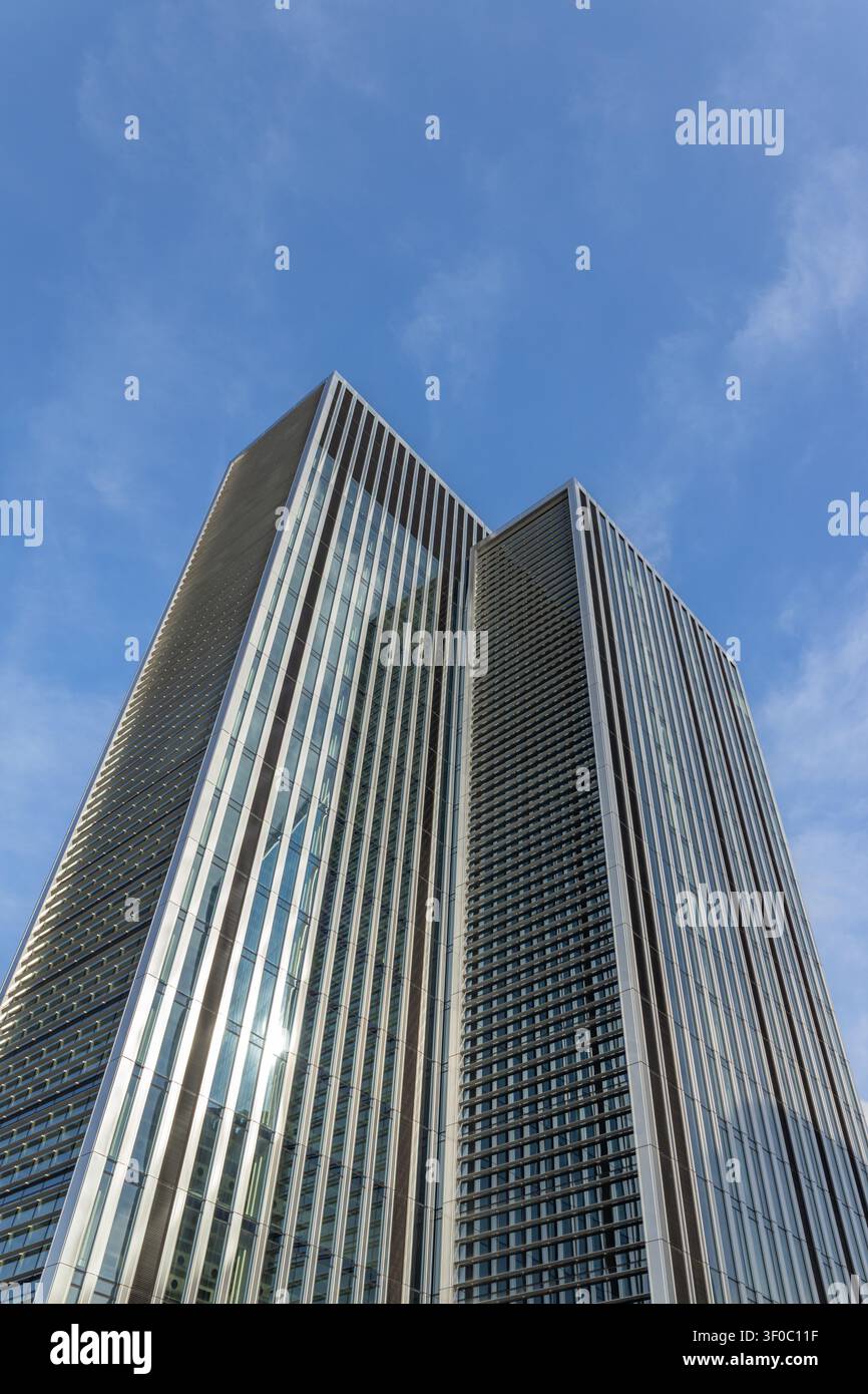 Façade d'un gratte-ciel contre un ciel bleu clair Banque D'Images