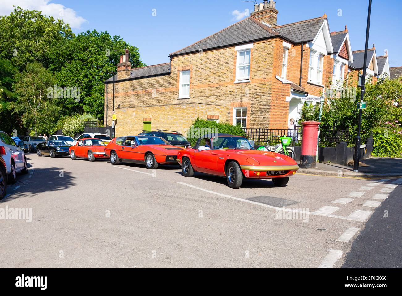 Voitures de collection Red Lotus quittant un défilé de voitures classiques, conduites en procession depuis Priory Park, au nord de Londres, le 4 juillet 2026 Banque D'Images