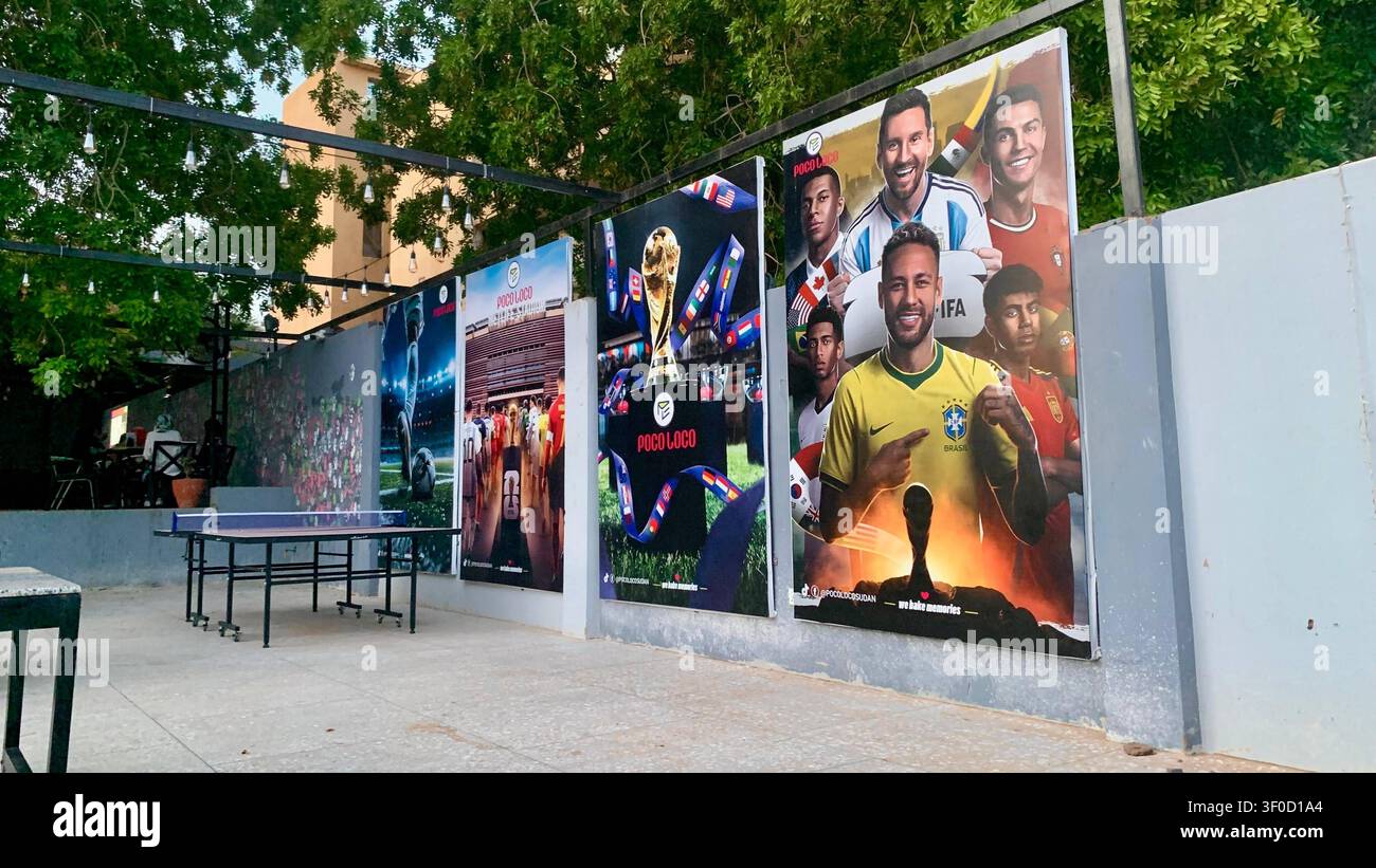 Les fans de football attendent avec impatience le match de rêve égypto-argentin. Khartoum, Soudan le 7 juillet : L'une des zones de visionnement public d'un restaurant qui a diffusé des matchs de tournoi dans la capitale soudanaise, Khartoum-Omdurman, a accueilli aujourd'hui le match Argentine contre Égypte dans le Round 16 de la Coupe du monde de la FIFA 2026. Un grand nombre de fans se sont réunis pour soutenir les deux équipes dans une atmosphère enthousiaste, reflétant le grand intérêt pour le tournoi et la participation du public aux événements de visionnage de groupe. Photo de Abdul-Razzaq Saif al-DIN / JNA Press. Omdurman Soudan Copyright : x xAbdulxRazzaqxSaifx Banque D'Images