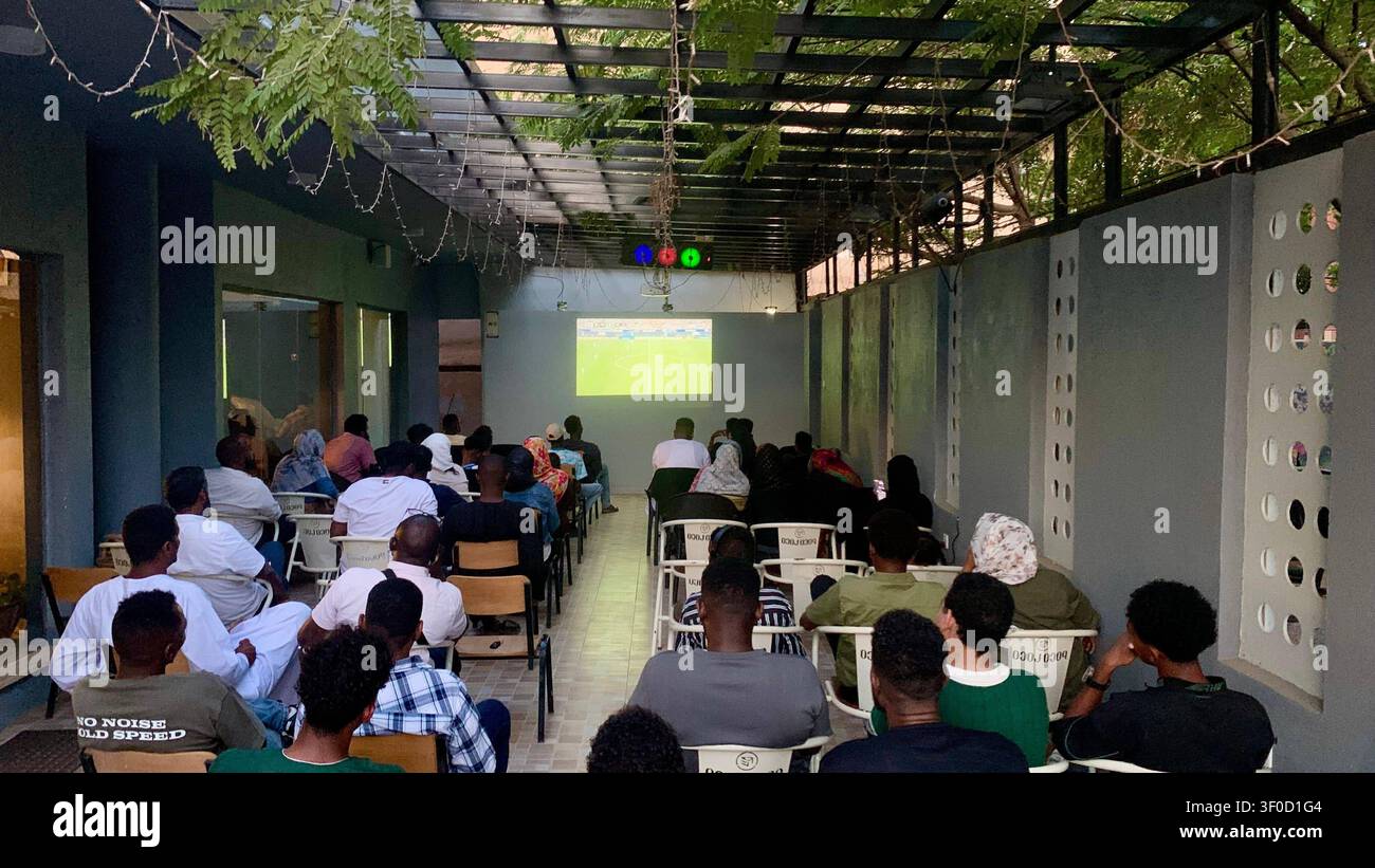 Les fans de football attendent avec impatience le match de rêve égypto-argentin. Khartoum, Soudan le 7 juillet : L'une des zones de visionnement public d'un restaurant qui a diffusé des matchs de tournoi dans la capitale soudanaise, Khartoum-Omdurman, a accueilli aujourd'hui le match Argentine contre Égypte dans le Round 16 de la Coupe du monde de la FIFA 2026. Un grand nombre de fans se sont réunis pour soutenir les deux équipes dans une atmosphère enthousiaste, reflétant le grand intérêt pour le tournoi et la participation du public aux événements de visionnage de groupe. Photo de Abdul-Razzaq Saif al-DIN / JNA Press. Omdurman Soudan Copyright : x xAbdulxRazzaqxSaifx Banque D'Images