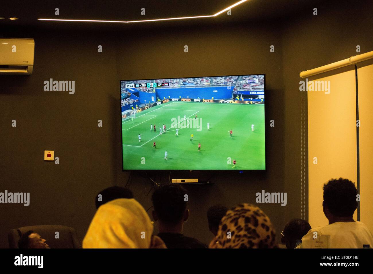 Les fans de football attendent avec impatience le match de rêve égypto-argentin. Khartoum, Soudan le 7 juillet : L'une des zones de visionnement public d'un restaurant qui a diffusé des matchs de tournoi dans la capitale soudanaise, Khartoum-Omdurman, a accueilli aujourd'hui le match Argentine contre Égypte dans le Round 16 de la Coupe du monde de la FIFA 2026. Un grand nombre de fans se sont réunis pour soutenir les deux équipes dans une atmosphère enthousiaste, reflétant le grand intérêt pour le tournoi et la participation du public aux événements de visionnage de groupe. Photo de Abdul-Razzaq Saif al-DIN / JNA Press. Omdurman Soudan Copyright : x xAbdulxRazzaqxSaifx Banque D'Images