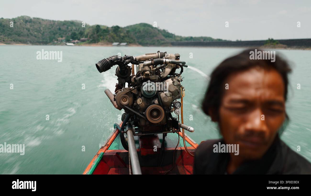 Navigation sur le lac Khao Sok avec un moteur de bateau longtail pour le transport Banque D'Images