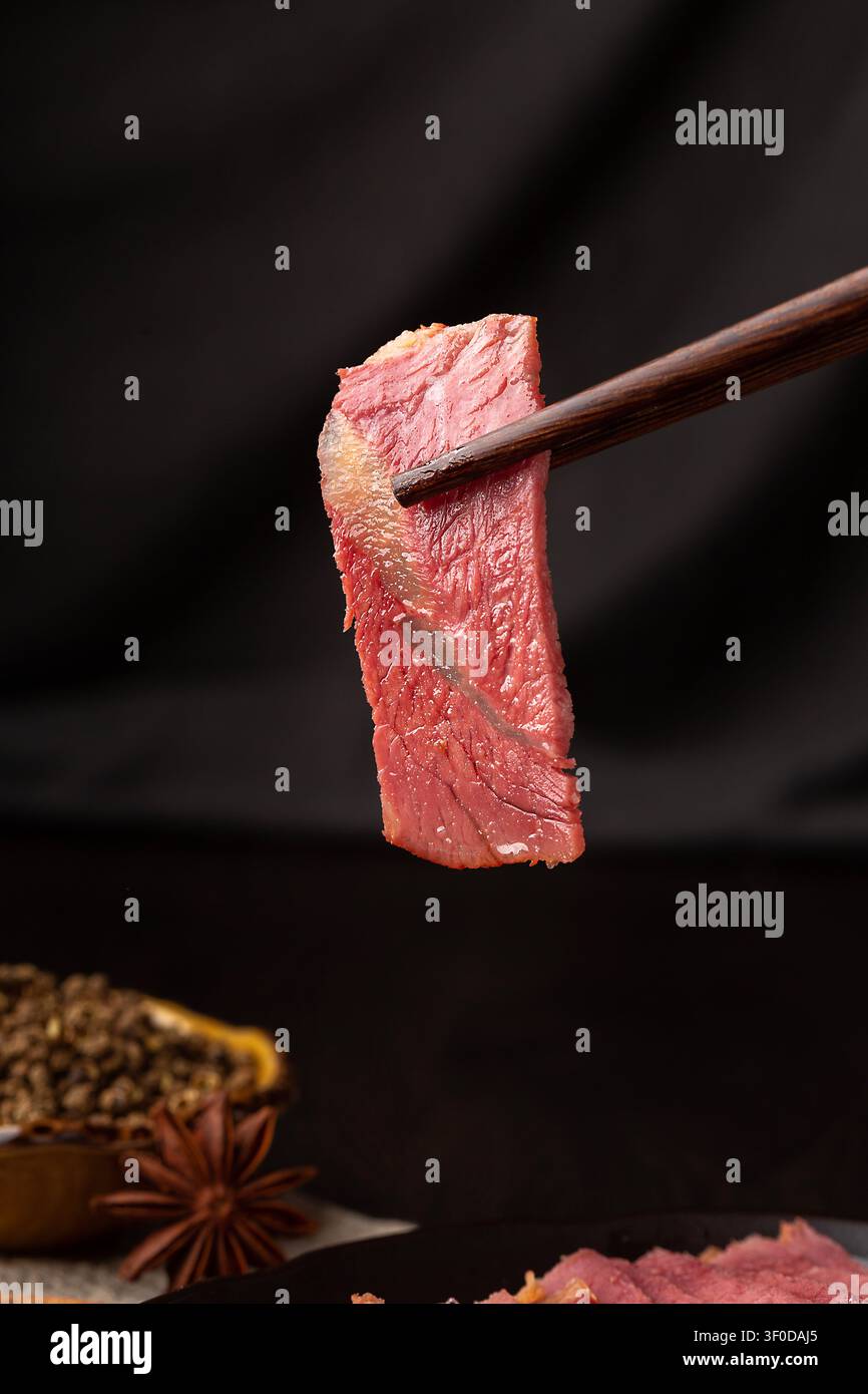 Apéritif de viande de bœuf braisée en tranches et en cubes, bœuf épicé traditionnel chinois aux cinq épices Banque D'Images