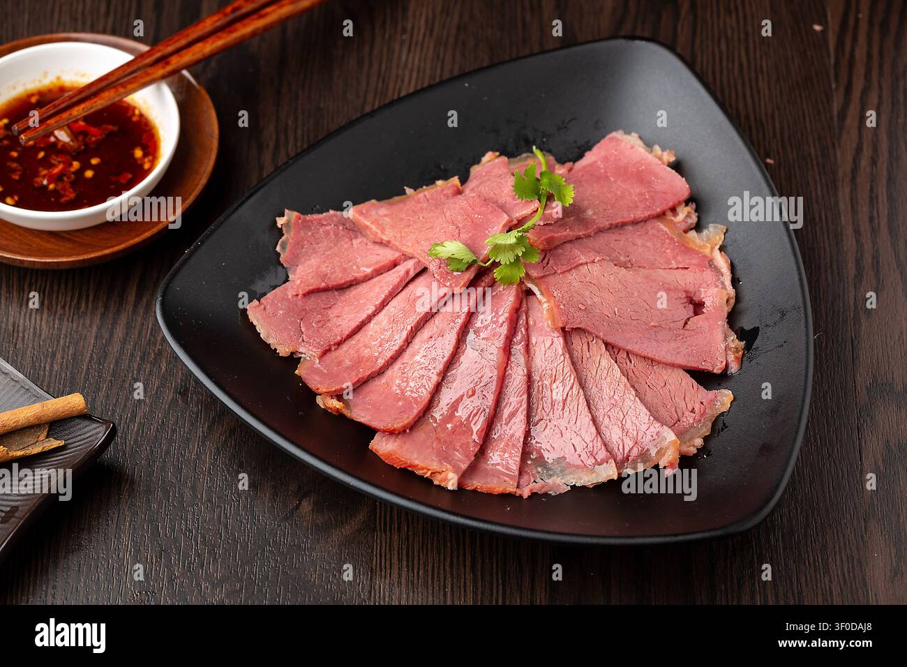 Apéritif de viande de bœuf braisée en tranches et en cubes, bœuf épicé traditionnel chinois aux cinq épices Banque D'Images